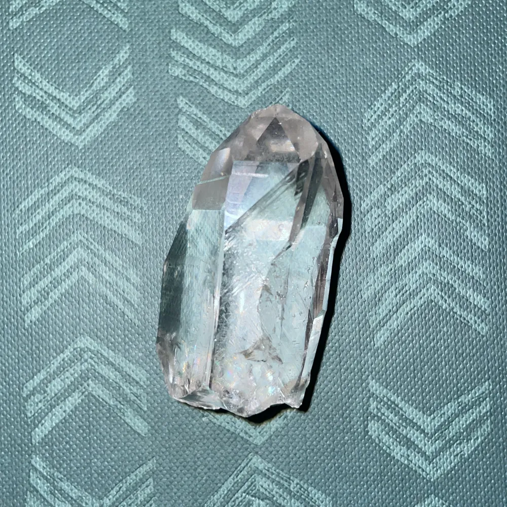 En Clear Quartz (klar kvarts) kristall till salu! Ca 3 cm lång och 1.5 cm bred. (CIRKA!!) Tips är att ladda den och sedan sova med den under kudden. Det finns många sätt att ladda kristaller på, går att söka upp.. Övrigt.