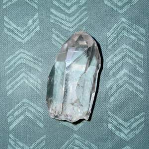 En Clear Quartz (klar kvarts) kristall till salu! Ca 3 cm lång och 1.5 cm bred. (CIRKA!!) Tips är att ladda den och sedan sova med den under kudden. Det finns många sätt att ladda kristaller på, går att söka upp.