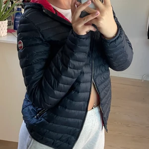 Colmar jacka - Jättefin vår/höst jacka från Colmar. Marinblå med snyggt rosa innerfoder. Säljes då den inte kommer till användning. Storlek 16 i barnstorlek. Passar mig som är 166 perfekt. Nypris är ca 2700. 