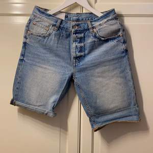 Två par fina shorts från vailent, ett par ljusare och ett par mörkare blå. Knappt använda. 120 st eller båda för 200! 