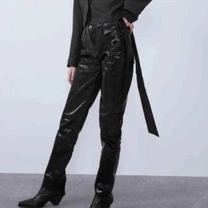 Glansiga jeans - SÖKER!!! Dessa glansiga jeans från Zara i storlek 34💗