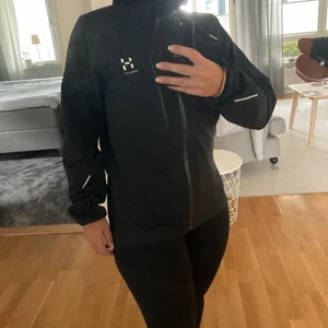 Haglöfs regnjacka - Haglöfs regnjacka (svart i strlk M) har några år på nacken men är i fint skick. Dammodell så något insvängd i midjan. 