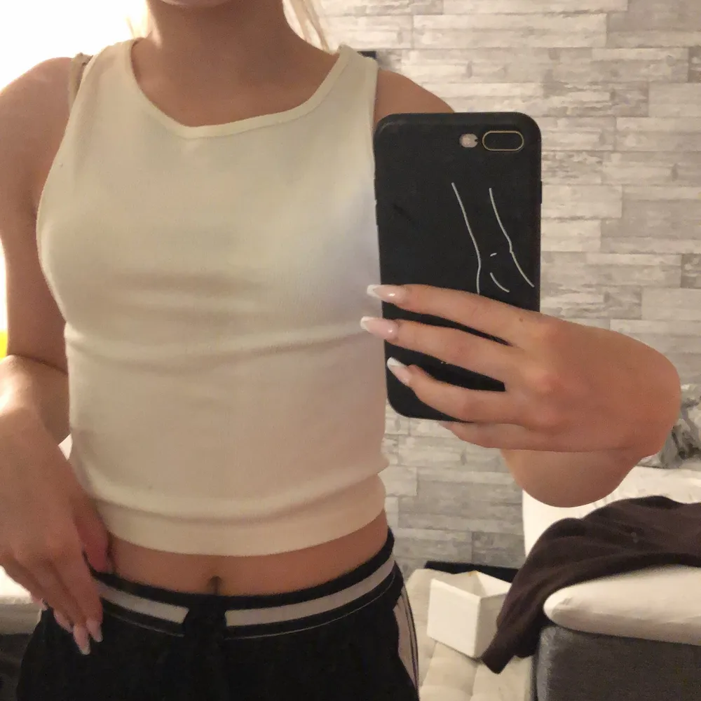 Snygg ribbad topp från h&m storlek S aldrig använd tvättas innan den skickas frakten ingår i priset 🌸🌸. Yläosat.
