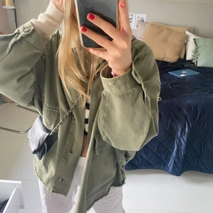 Skit snygg grön jacka från Zara🙌🏼💕 - En fin grön jeans jacka som köptes på zara för ungefär ett år sedan💓 Nästan aldrig använd och i fint skick!! 