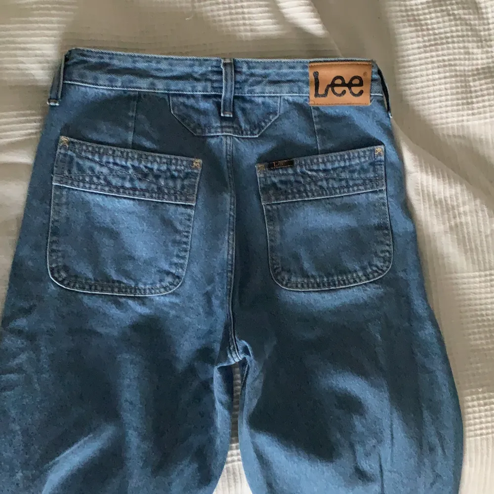 Jag säljer mina lee jeans pågrund av att dom sitter lite för tajt och är även lite korta på mig! Byxorna är nästan aldrig använda och är i fint skick🥰. Jeans & Byxor.