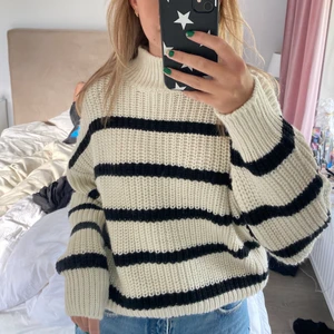 Randig stickad tröja - Intressekoll på jättesnygg randig tröja från hm som är väldigt populär, den är helt ny, storlek medium🤍 ❗️Högsta bud 365❗️ Säljer endast för bra bud