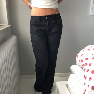 GANG jeans - Skit snygga GANG jeans köpta på Depop!!! Med coola draktryck på, skit najs och stretchigt material och passar fler storlekar!