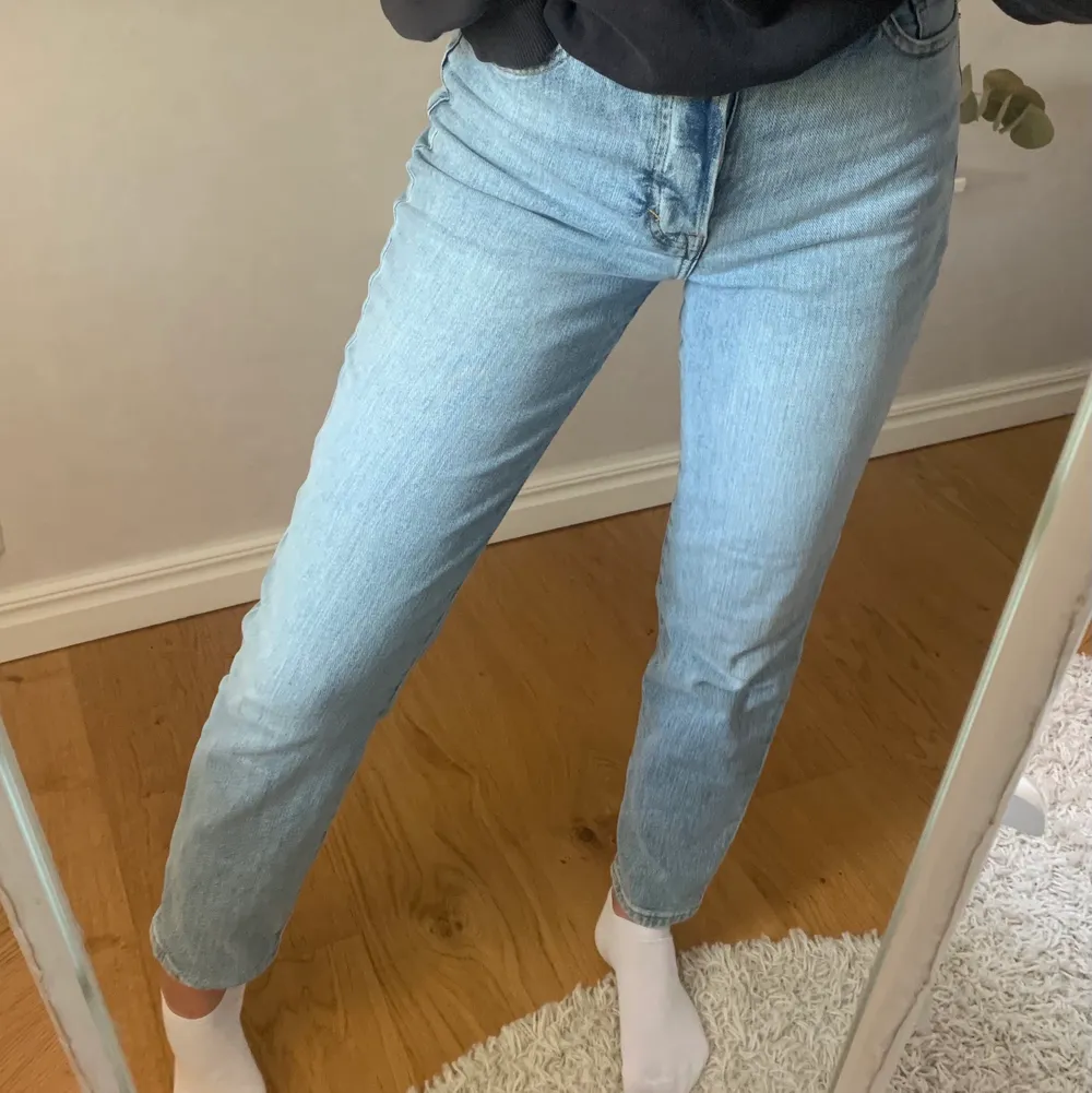 Jättefina blåa mom jeans i nyskick!. Jeans & Byxor.