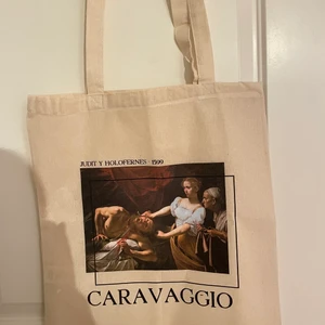 Tote bag med cool design  - Säljer denna väskan, aldrig använd, för att jag köpte en annan istället. Storlek: 42x40cm. Lite tunn men stark material. Skriv privat ifall ni har frågor eller behöver mer bilder