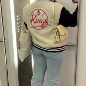 Basbolljacka - Säljer denna slutsålda skit coola och snygga basebolljackan från kings of indigo. Köpte den för 2800 men säljer för 1500 pris kan diskuteras vid snabb affär❤️❤️❤️