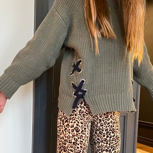 Zara tröja - En mörk mint grön stickad tröja med svarta snören på sidorna. Jag som är 1,50cm passar den men skulle säga att storleken är 1,48. Använt 3 ggr men den är nytvättad. Finns ej i butik längre