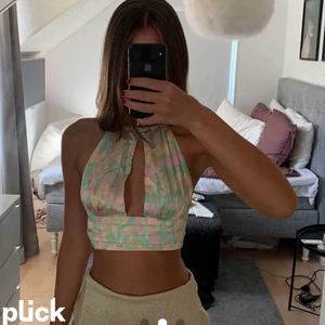 Festlig topp - (LÅNADE BILDER) Fin topp, aldrig andvänd, storlek s men passar även xs och M ! Köparen står för frakten eller möts upp i Örebro💕