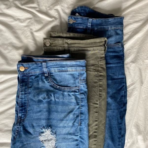 3-pack H&M skinny jeans Storlek 44 - 3-pack skinny jeans från h&m i storlek 44. Ett par mörkblå. ett par mörkgröna och ett par blå med slitningar. Hyfsat bra skick. Bekväma