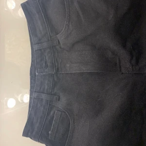 Svara Jeans  - Ett par jättefina oanvända jeans med hål i. Tyvärr är dom för stora för mej:)