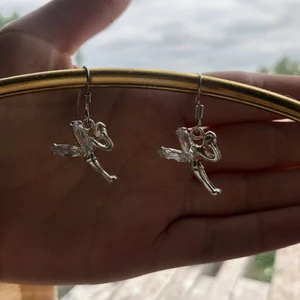 Nytillverkade örhängen  - Nytillverkade örhängen som är handgjorda. Haken är i äkta silver. Det finns 2 par på lager. 119kr paret. Billigt pris för att avgöra efterfrågan om ytligare tillverkning. Går då lägga beställning. 