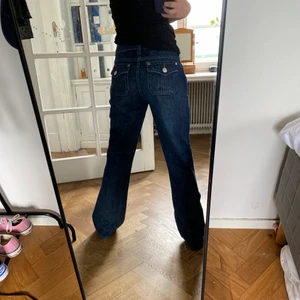 Tommy hilfiger jeans  - Säljer dessa snygga Tommy Hilfiger jeansen med väldigt snygga detaljer både fram och bak!!💙