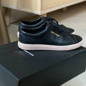 Saint Laurent  - Saint Laurent sneakers i perfekt skick! Storlek 38. 