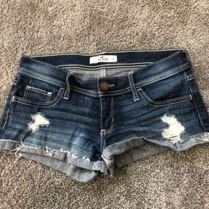 Jeansshorts från Hollister i mycket fint skick! Storlek W26