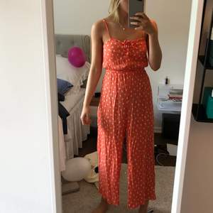 Somrig orange jumpsuit ifrån Asos