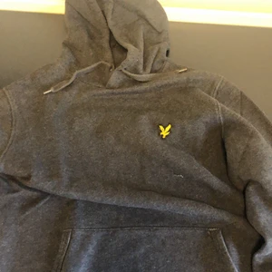 Lyle and Scott Hoodie, S - Grå/Svart Lyle and Scott hoodie, sällan använd, storlek S