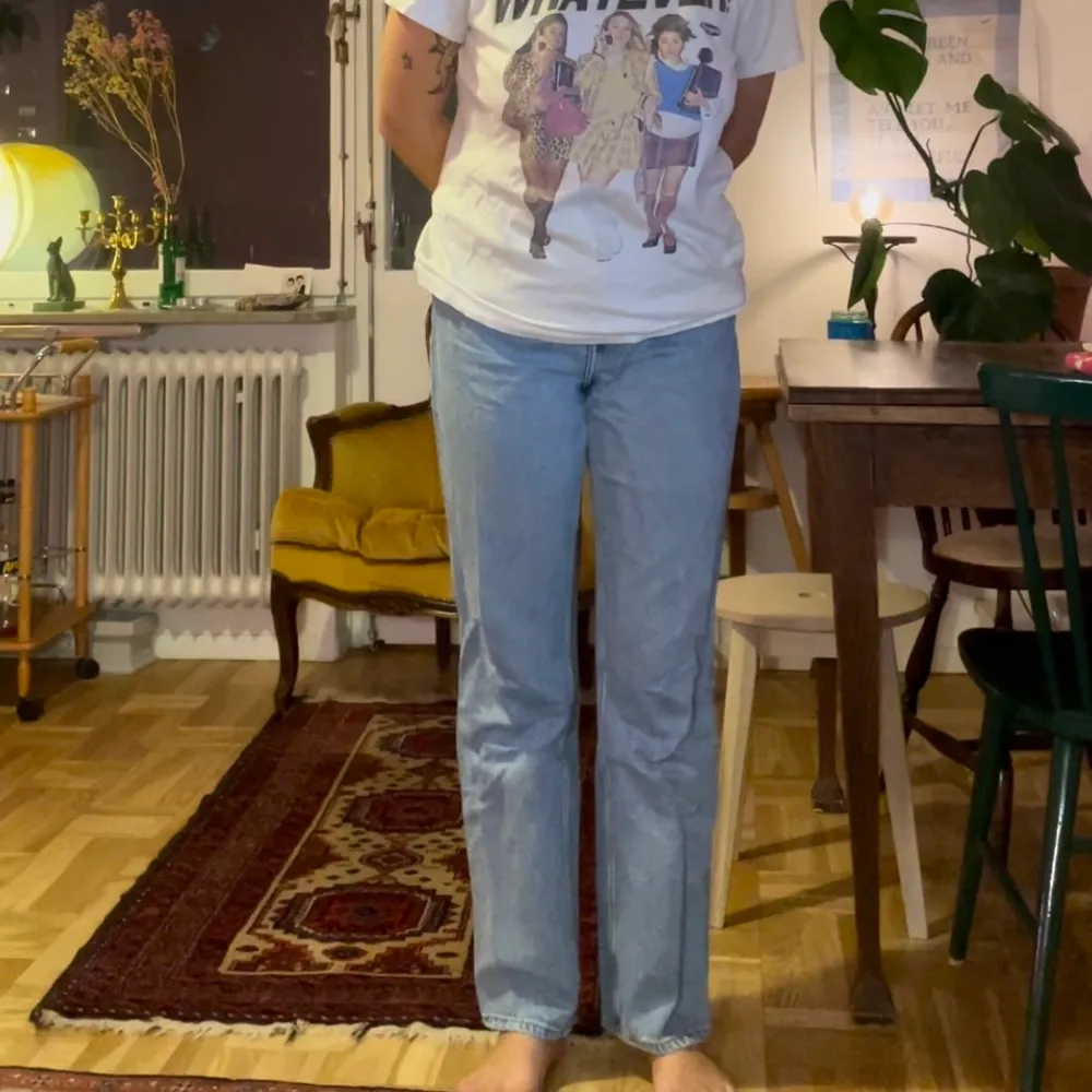 Voyage jeans från Weekday med 1 år på nacken! Snygg modell med långa raka ben och hög midja i ”hård” denimblandning. Måttligt använda, säljer eftersom de blivit lite stora. Storlek 30 i midjan och 32 i benen. Skulle säga att de passar någon som har storlek M/40 bra, har själv 38 och de passar fortfarande men blir lite lösare och rakare. Färgen heter ”Pen blue” och är klar, syns lite dåligt på bilderna. . Jeans & Byxor.