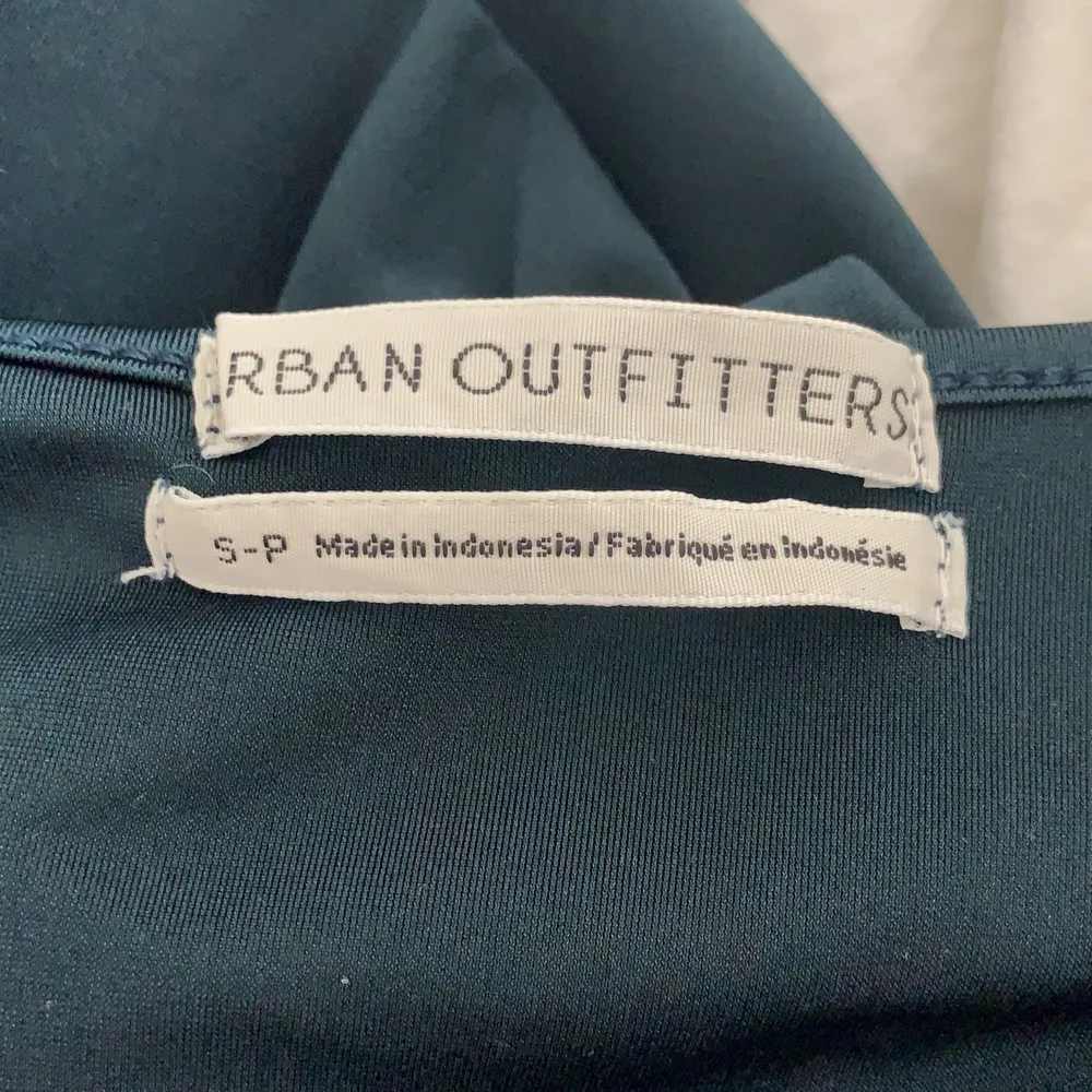 Grön kort jumpsuit med djup v-ringning från Urban Outfitters. Den är för kort för mig som är 168 så den kommer inte till användning. . Klänningar.