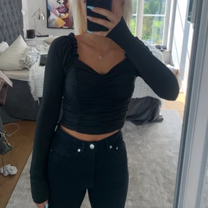 Svart topp - Säljer denna topp från SHEIN som är oanvänd! Den är i storlek S och är i ett jättemjukt material🤍