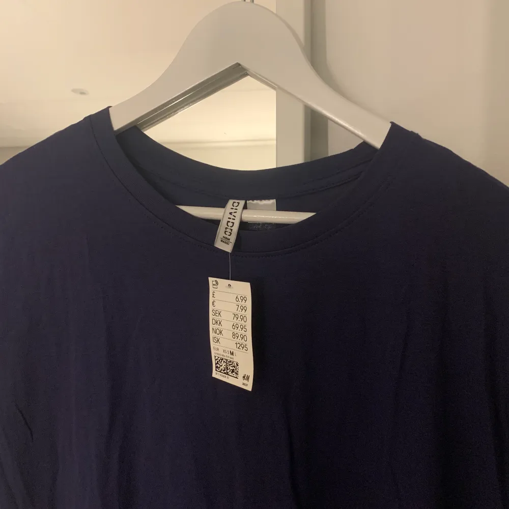 Superfin oanvänd t-shirt med prislappen kvar. Köparen står för frakten . T-shirts.