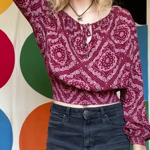 Boho blus vinröd - Blus i vinrött med lite boho-känsla. Passar XS-M. I 100% viskos! 