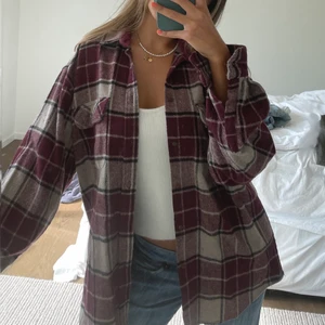 Vintage skjorta💗 - Super snygg oversized skjorta i lite tjockare material, så passar utmärkt som en varmare tröja/jacka nu till hösten. 3 för 2 på allt!!🥰❤️❤️