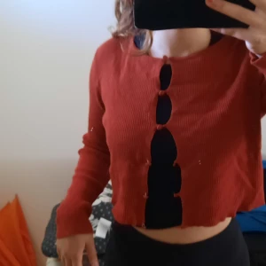 Kofta från GLAMOUROUS - Knappt använd koft från Glamourous. Är i strl 40 (M), men passar både mindre å större strl p.g.a streachen. Frakt ingår INTE i priset