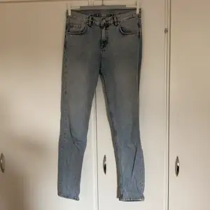 Jeans i storlek S/M, raka ben, lågmidjade 