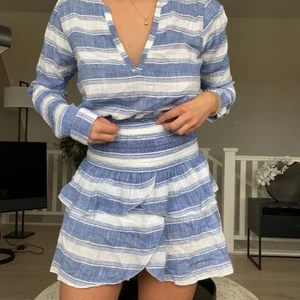 Set ifrån Neo Noir  - Superfint set med tröja och kjol. Toppen är i L och kjolen i M men skulle säga att de är små i storleken och passar S/M då det är stretch i kjolen. Skicka privat om du vill se mer bilder på det. 