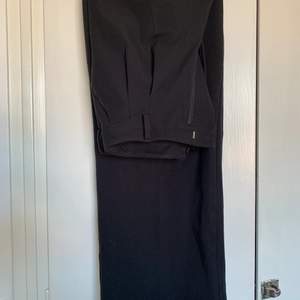 härliga svarta kostymbyxor från BikBok, enbart använd ett fåtal gånger! Ordinarie pris 499kr