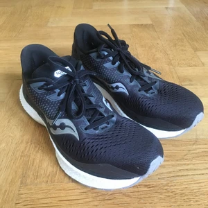 Saucony, löparskor - Helt nyskick, inköpta för 1899 kr  