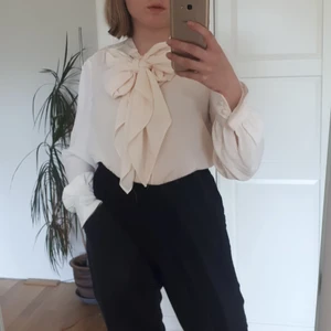 Beige vit skjorta med rosett - Skjorta av polyester med rosett. Nästan oanvända och i bra skick. 