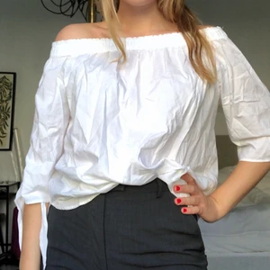 Vit off-shoulderblus - Använd typ 1 gång men har bara legat i garderoben sen dess! I storlek 38 och från HM!