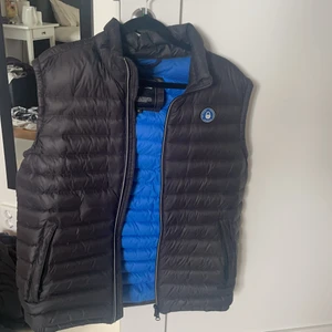 Sail racing väst - Storlek M, andvänd ca 3-4 ggr. Inga hål eller anmärkningar. Nypris 2000kr