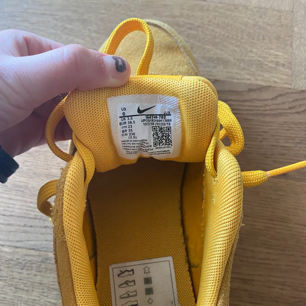 Ett par gula Nike air Max i mocka som är nästintill nya!! (använda ca 2 gånger). Skor.