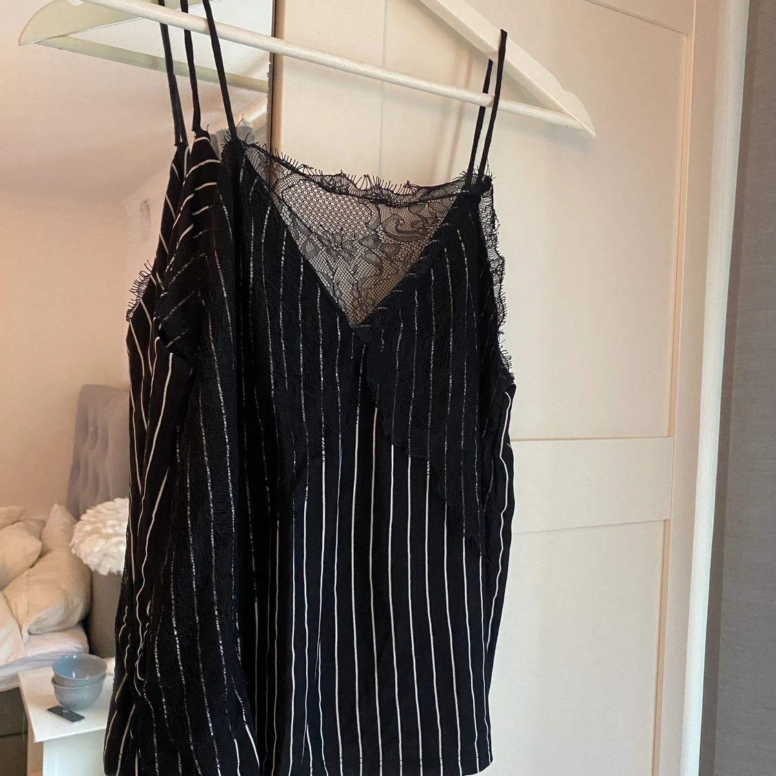 Randigt linne med spetts 