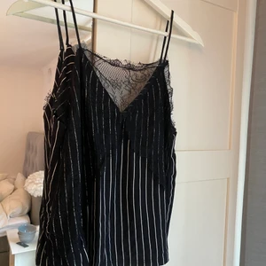 Randigt linne med spetts  - Svart och vitt randigt linne med spetts. Använd ett fåtal gånger❤️