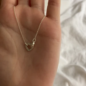 Thomas sabo halsband  - Säljer mitt Thomas sabo halsband då de ej kommer till användning. Köpte det i början på året och det i princip bara legat, använt fåtal gånger. Köpt för 999kr pris kan diskuteras.