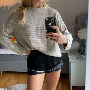 Stickad beige tröja - Stickad beige tröja från H&M🤍🤍🤍 den är liten i storleken!!! Det är en L men skulle säga det är en S