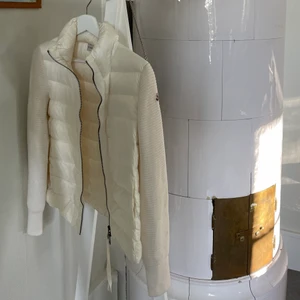 Moncler jacka  - Perfekt höst och vår jacka!! Finns äktighetsbevis i jackan, samt QR kod, har även en order confirmation från hemsidan. Jätte bra skicka endast använt några fåtal gånger! Storlek S. Säljer pga att jag inte använt den så mycket. Skriv till mig privat om ni är intresserade:) 