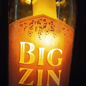 Hängande fönsterlampor handgjorda - Handgjorda hängande glaslampor, återbrukade av gamla glasflaskor. Detta innebär att varje lampa blir unik i sitt slag! De har blivit väldigt populära så jag tar nu emot beställningar,kan även tillverka efter personliga önskemål. Klart glas, grönt,brunt. Utan eller med etiketter. Dessa passar utmärkt till att lysa upp i  höstens mörker,eller som en lite annorlunda present/julklapp till den som har allt! Frakt spårbart 66:- 