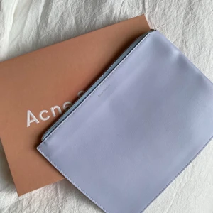 Acne Clutch 🦋 - En jätte fin clutch från Acne, endast använd en gång så i väldigt fint skick. 