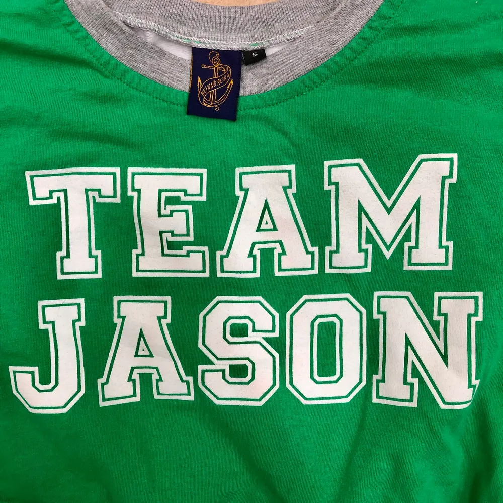 Croppad sweatshirt från Beyond Retro, Team Jason Grön front med gråmelerade ärmar och rygg. 👌 Mycket bra skick! . Toppar.