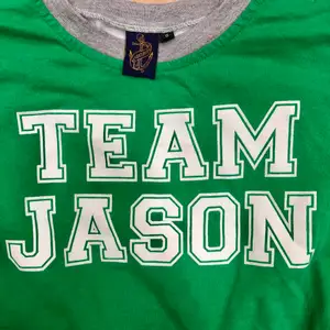 Croppad sweatshirt från Beyond Retro, Team Jason Grön front med gråmelerade ärmar och rygg. 👌 Mycket bra skick! 