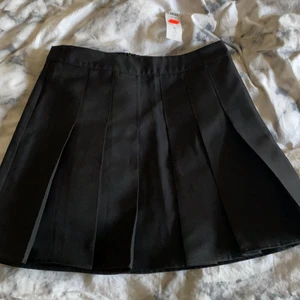 Kjol  - Kjol från Gina tricot som aldrig är använd 