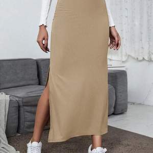 En beige lång kjol. I ribbat material och är super stretchigt. En riktig bekväm kjol men en slits på en sidan. Köpt på shein.